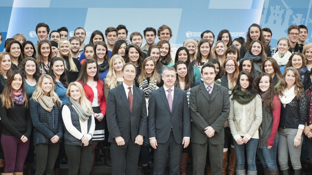 El grupo de estudiantes de USAC, con Carmelo Urza, director de USAC, el lehendakari Urkullu y Asier Vallejo, director para la Comunidad Vasca en el Exterior del GV en la cabecera (foto Irekia)